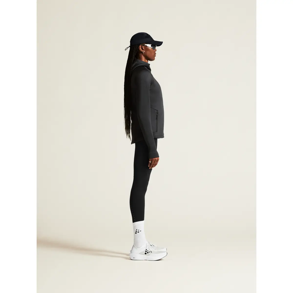 Chaqueta polar mujer CRAFT EXPLORE POWER FLEECE 1915241 73 Chaqueta polar mujer CRAFT EXPLORE POWER FLEECE 1915241, Negro, con modelo, vista lateral de cuerpo entero