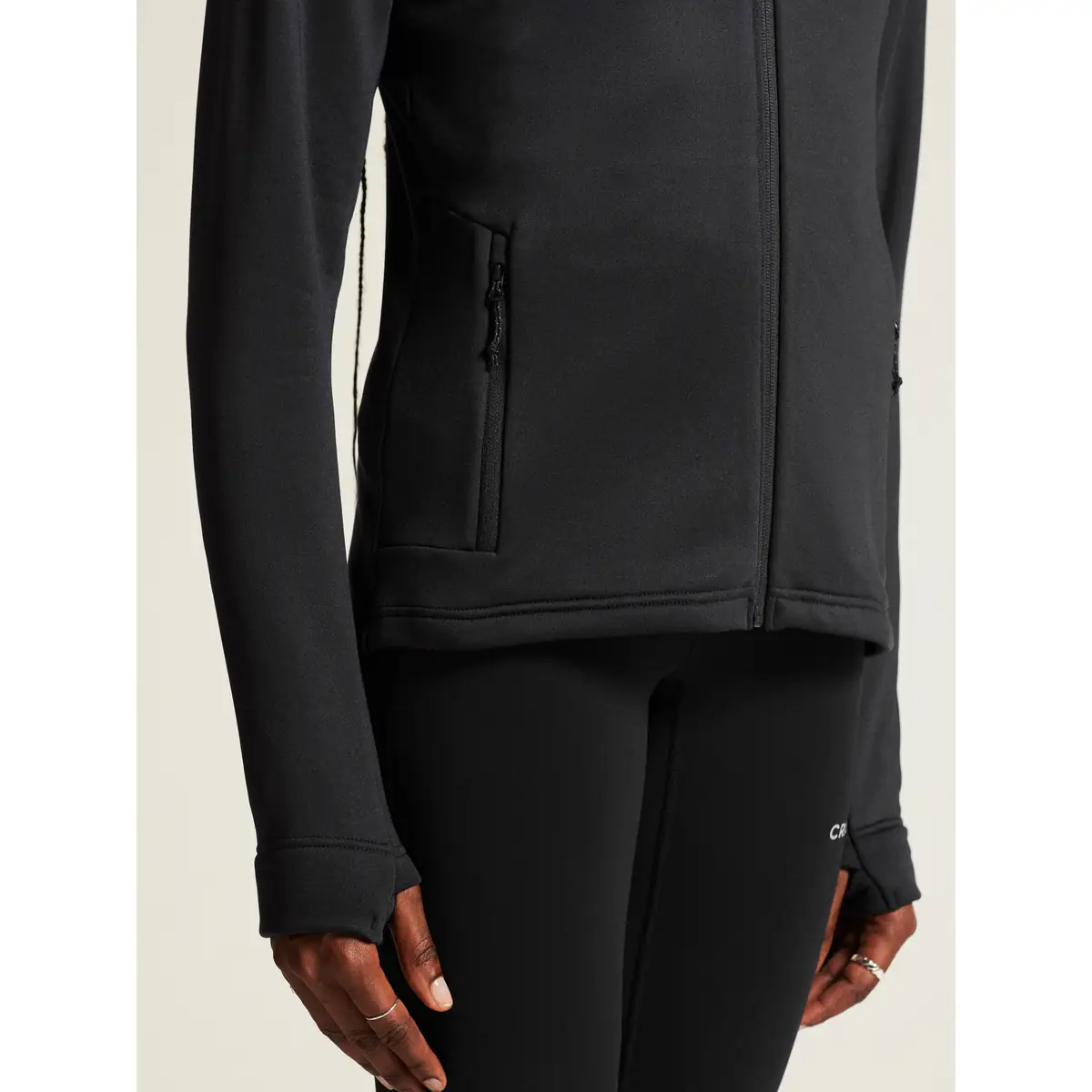 Chaqueta polar mujer CRAFT EXPLORE POWER FLEECE 1915241 70 Chaqueta polar mujer CRAFT EXPLORE POWER FLEECE 1915241, Negro, con modelo, detalle de bolsillo y puño