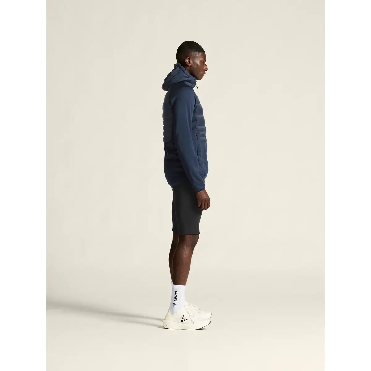 Chaqueta hombre CRAFT ADV EXPLORE DOWN HYBRID 1915256 19 Chaqueta hombre CRAFT ADV EXPLORE DOWN HYBRID 1915256, vista lateral con modelo