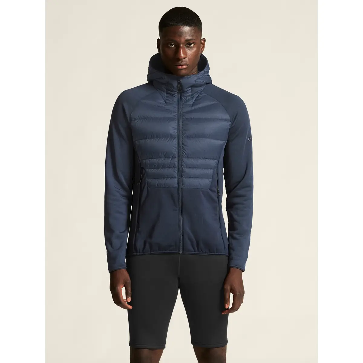 Chaqueta hombre CRAFT ADV EXPLORE DOWN HYBRID 1915256 18 Chaqueta hombre CRAFT ADV EXPLORE DOWN HYBRID 1915256, detalle frontal con modelo