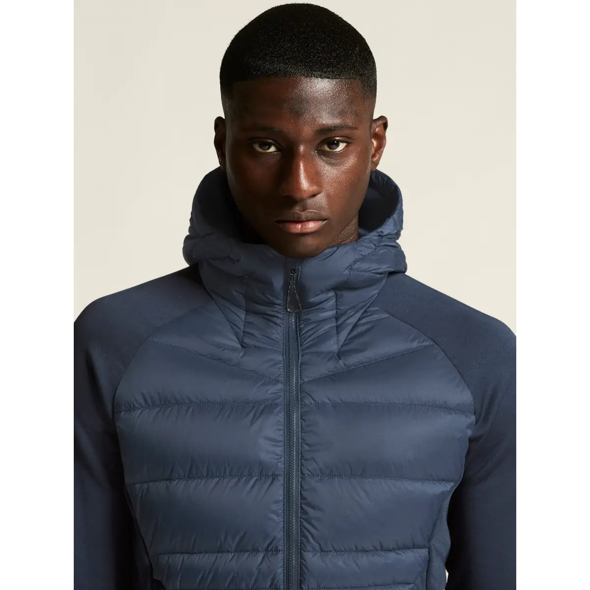 Chaqueta hombre CRAFT ADV EXPLORE DOWN HYBRID 1915256 1 Chaqueta hombre CRAFT ADV EXPLORE DOWN HYBRID 1915256, detalle frontal con modelo