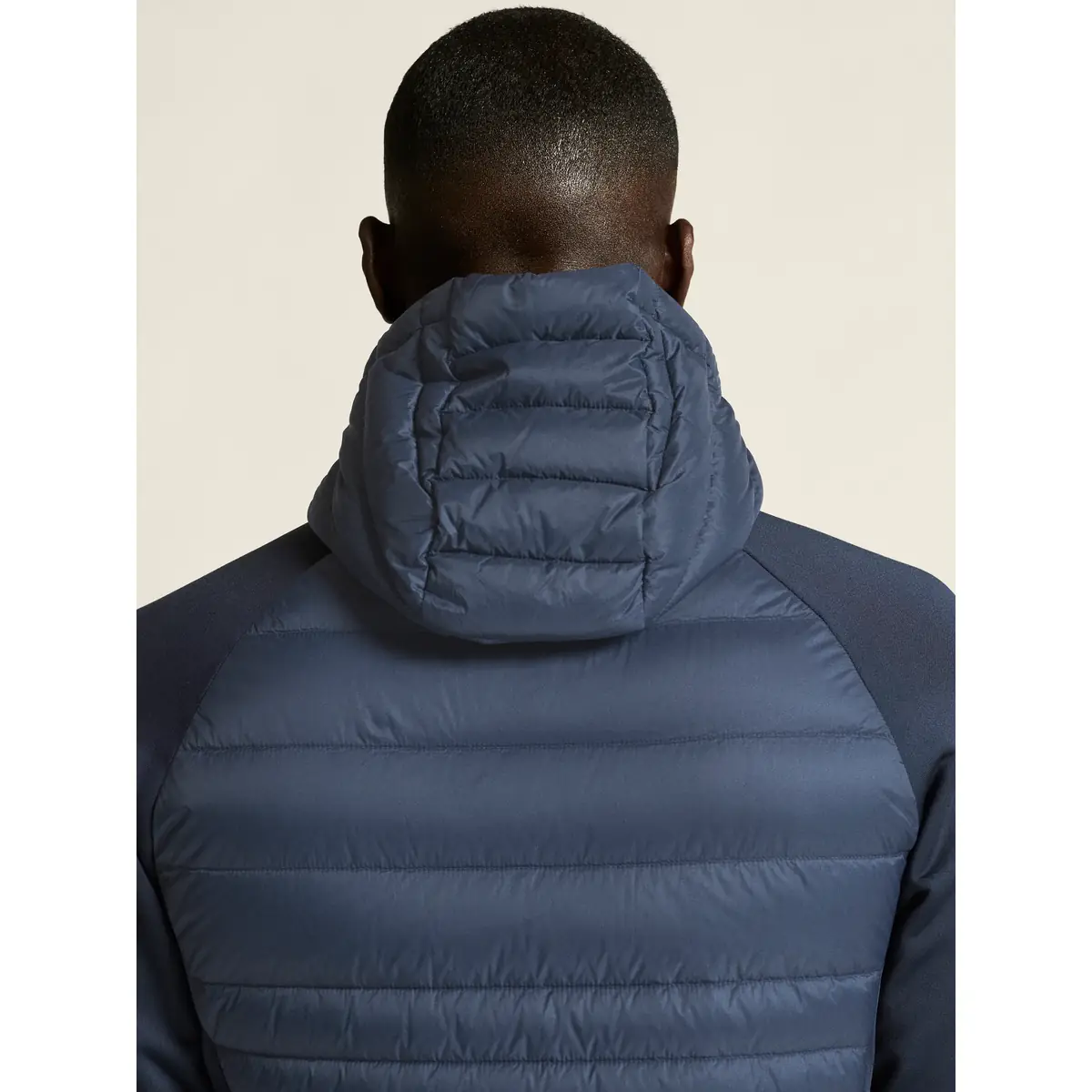 Chaqueta hombre CRAFT ADV EXPLORE DOWN HYBRID 1915256 15 Chaqueta hombre CRAFT ADV EXPLORE DOWN HYBRID 1915256, detalle posterior con modelo