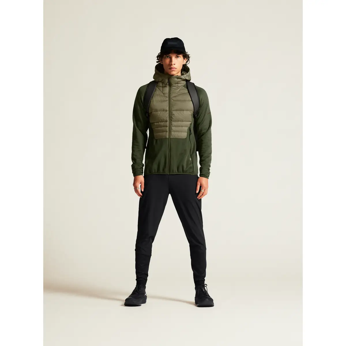 Chaqueta hombre CRAFT ADV EXPLORE DOWN HYBRID 1915256 20 Chaqueta hombre CRAFT ADV EXPLORE DOWN HYBRID 1915256, vista frontal con modelo