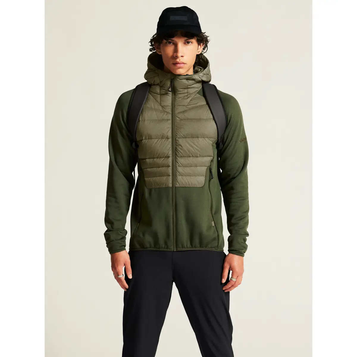 Chaqueta hombre CRAFT ADV EXPLORE DOWN HYBRID 1915256 23 Chaqueta hombre CRAFT ADV EXPLORE DOWN HYBRID 1915256, vista frontal con modelo