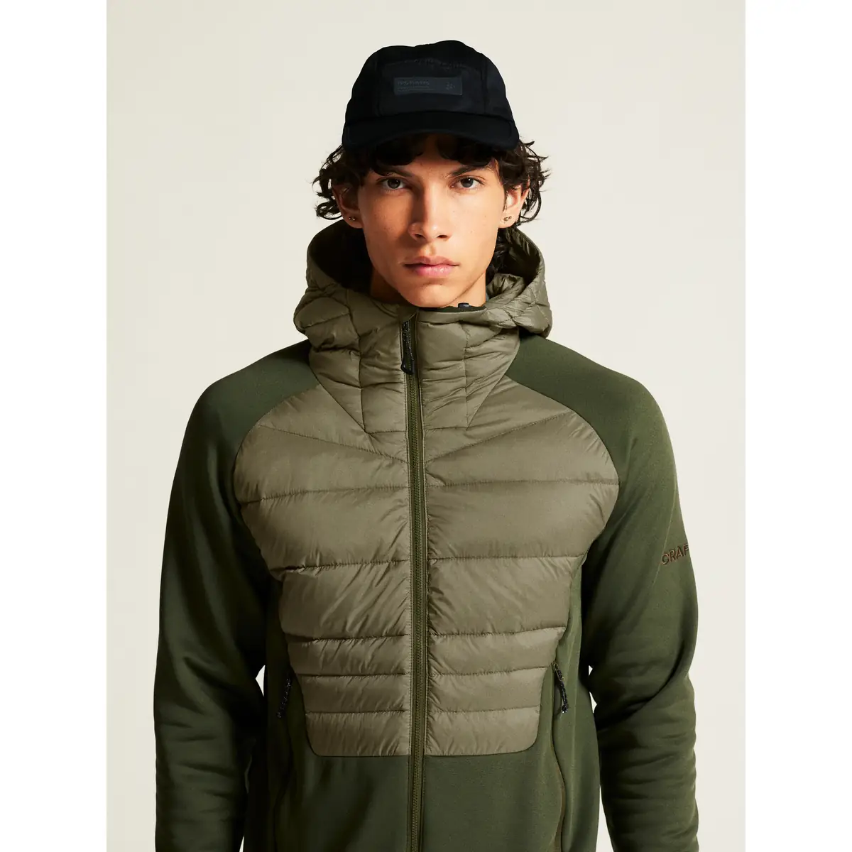 Chaqueta hombre CRAFT ADV EXPLORE DOWN HYBRID 1915256 24 Chaqueta hombre CRAFT ADV EXPLORE DOWN HYBRID 1915256, detalle frontal con modelo