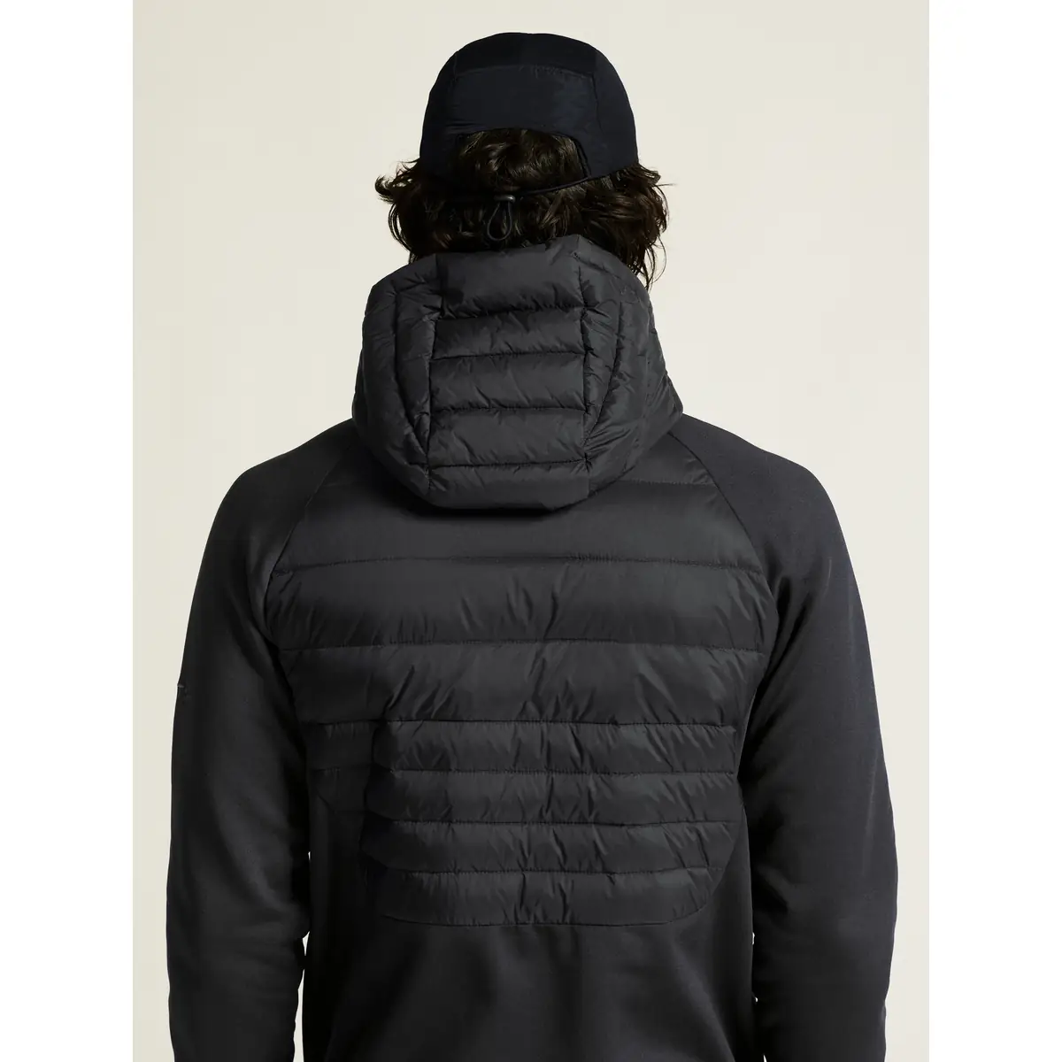 Chaqueta hombre CRAFT ADV EXPLORE DOWN HYBRID 1915256 31 Chaqueta hombre CRAFT ADV EXPLORE DOWN HYBRID 1915256, detalle posterior con modelo