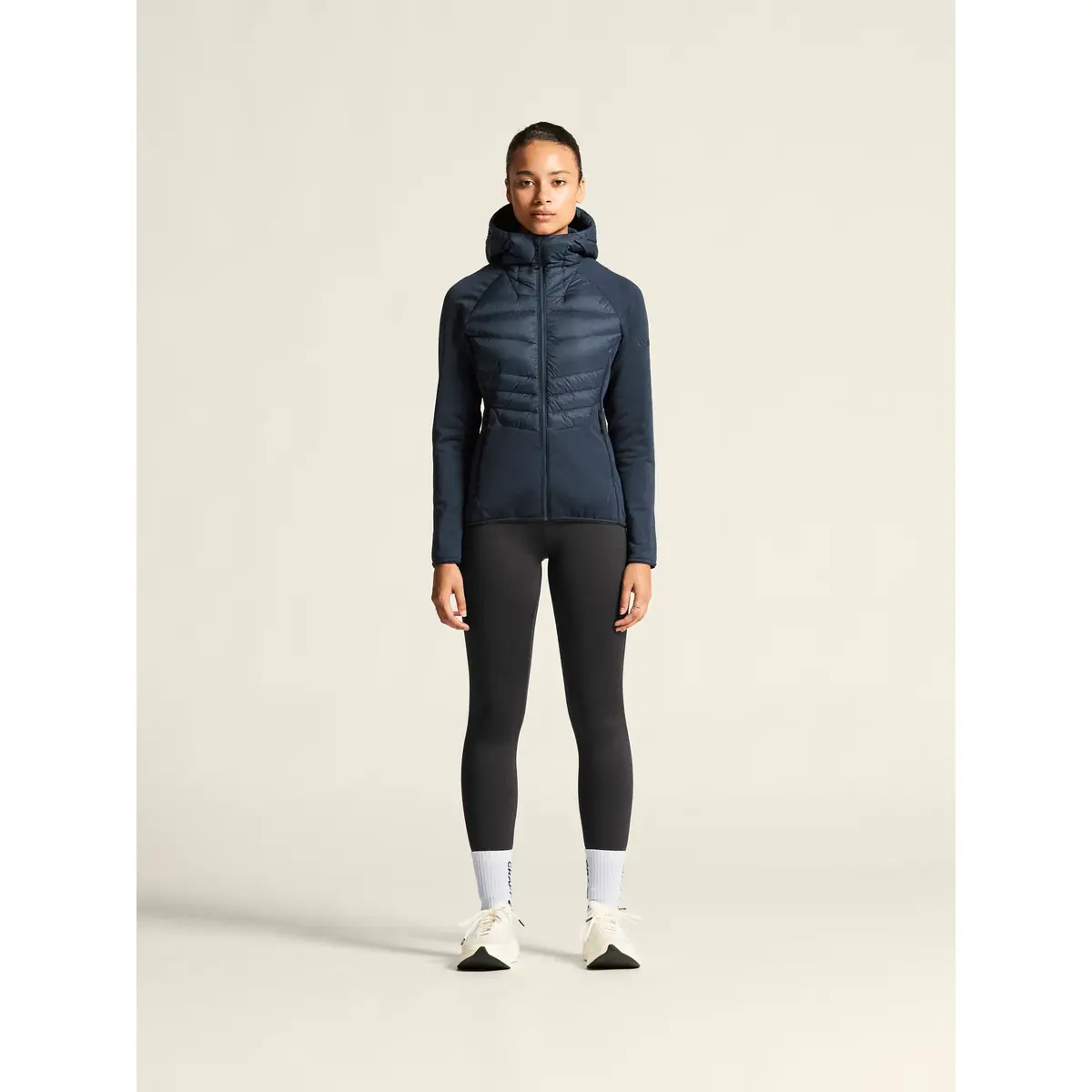 Chaqueta mujer CRAFT ADV EXPLORE LT. DOWN HYBRID JKT 1915257 2 Chaqueta mujer CRAFT ADV EXPLORE LT. DOWN HYBRID JKT 1915257, vista frontal con modelo
