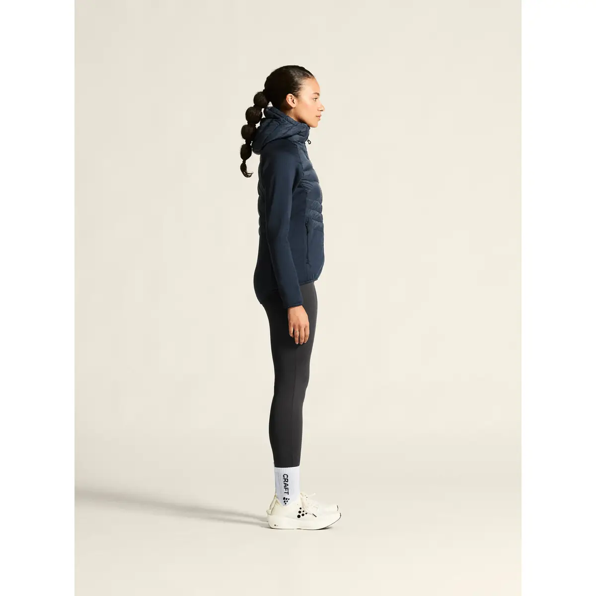 Chaqueta mujer CRAFT ADV EXPLORE LT. DOWN HYBRID JKT 1915257 17 Chaqueta mujer CRAFT ADV EXPLORE LT. DOWN HYBRID JKT 1915257, vista lateral con modelo
