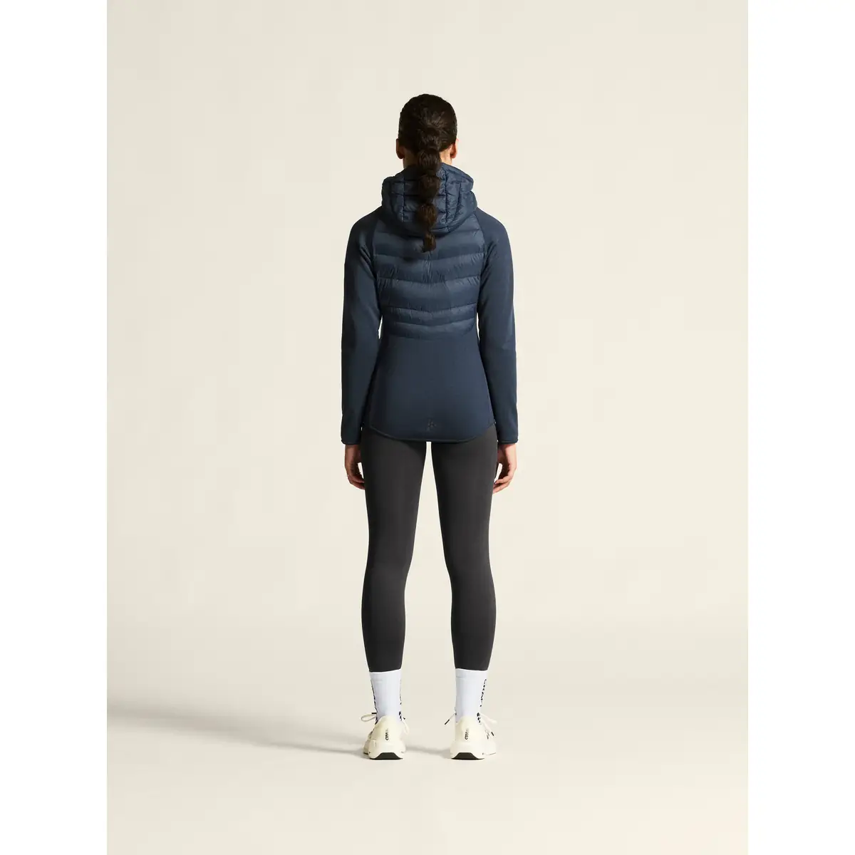 Chaqueta mujer CRAFT ADV EXPLORE LT. DOWN HYBRID JKT 1915257 20 Chaqueta mujer CRAFT ADV EXPLORE LT. DOWN HYBRID JKT 1915257, vista posterior con modelo