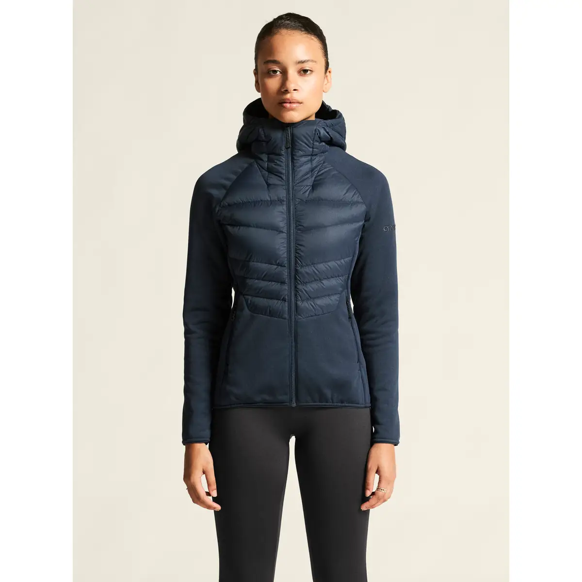 Chaqueta mujer CRAFT ADV EXPLORE LT. DOWN HYBRID JKT 1915257 1 Chaqueta mujer CRAFT ADV EXPLORE LT. DOWN HYBRID JKT 1915257, con modelo
