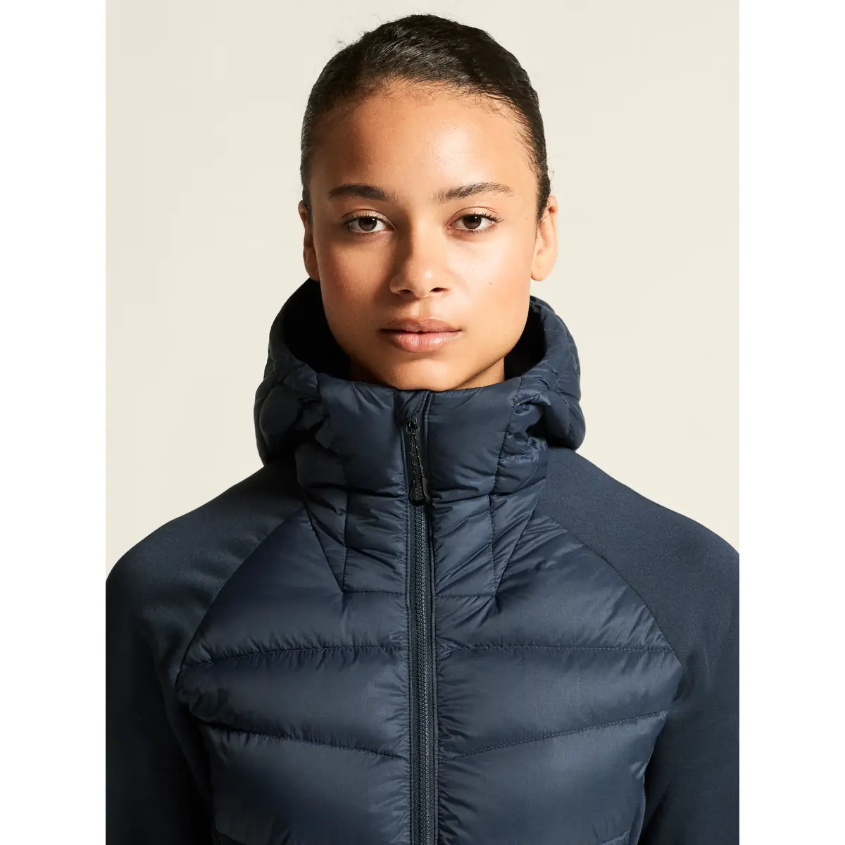 Chaqueta mujer CRAFT ADV EXPLORE LT. DOWN HYBRID JKT 1915257 16 Chaqueta mujer CRAFT ADV EXPLORE LT. DOWN HYBRID JKT 1915257, detalle frontal con modelo