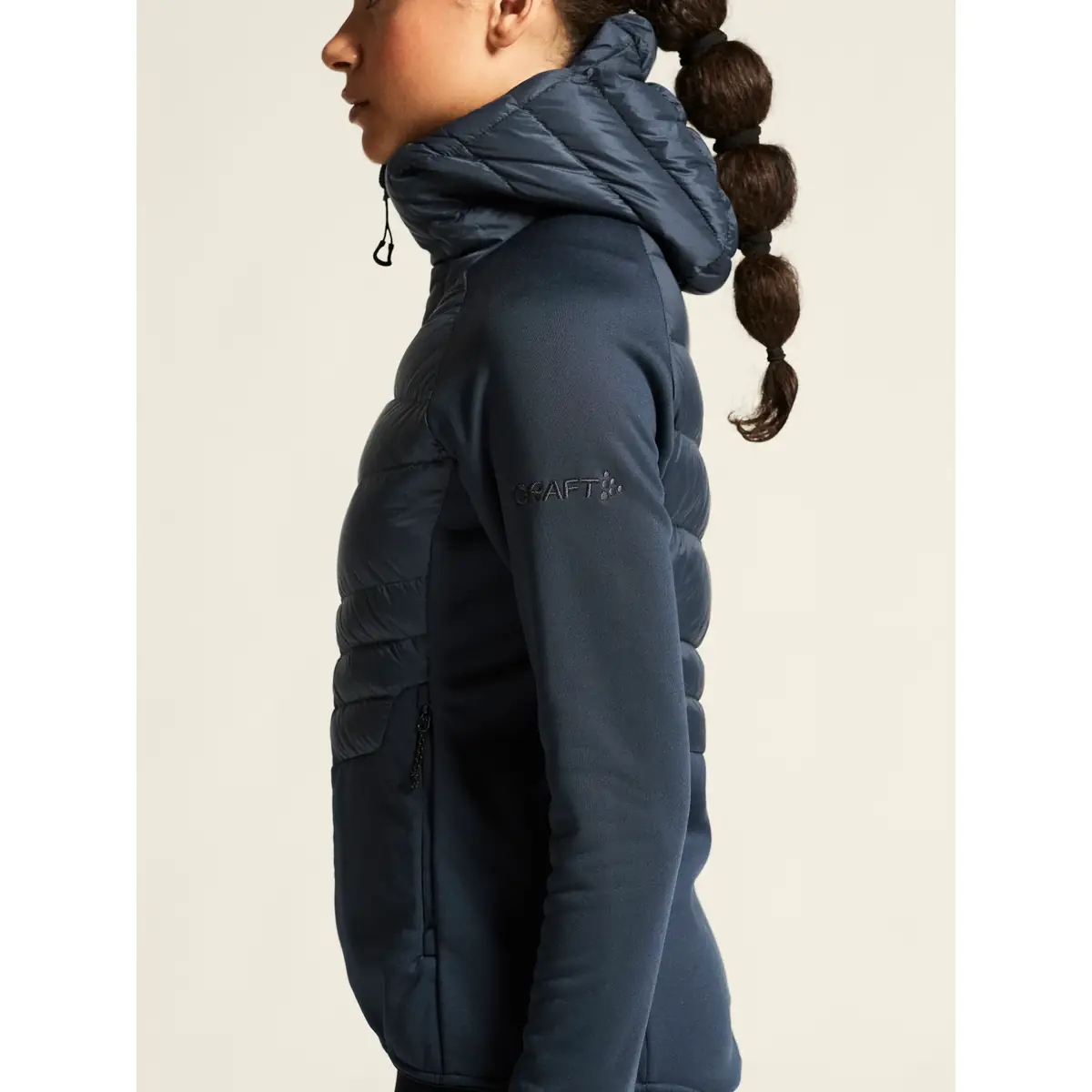 Chaqueta mujer CRAFT ADV EXPLORE LT. DOWN HYBRID JKT 1915257 19 Chaqueta mujer CRAFT ADV EXPLORE LT. DOWN HYBRID JKT 1915257, detalle lateral con modelo