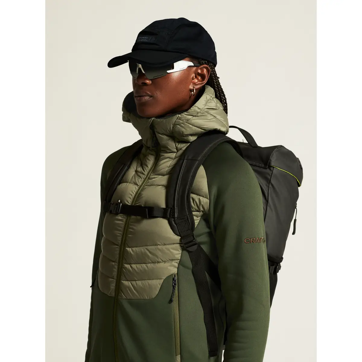 Chaqueta mujer CRAFT ADV EXPLORE LT. DOWN HYBRID JKT 1915257 24 Chaqueta mujer CRAFT ADV EXPLORE LT. DOWN HYBRID JKT 1915257, detalle frontal con modelo