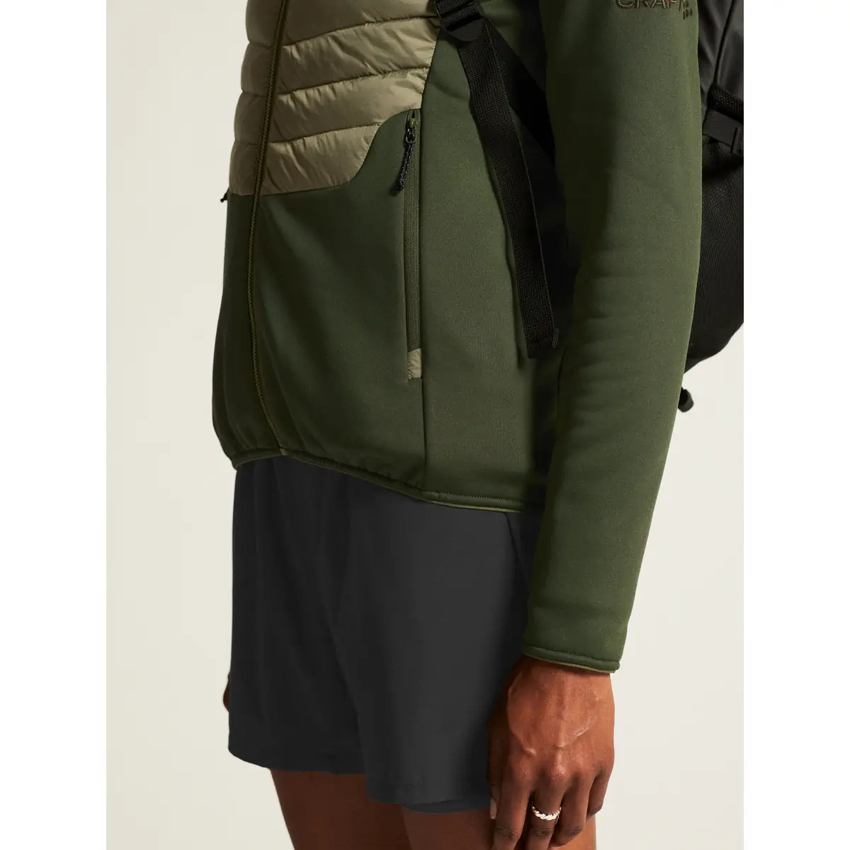 Chaqueta mujer CRAFT ADV EXPLORE LT. DOWN HYBRID JKT 1915257 23 Chaqueta mujer CRAFT ADV EXPLORE LT. DOWN HYBRID JKT 1915257, detalle lateral con modelo