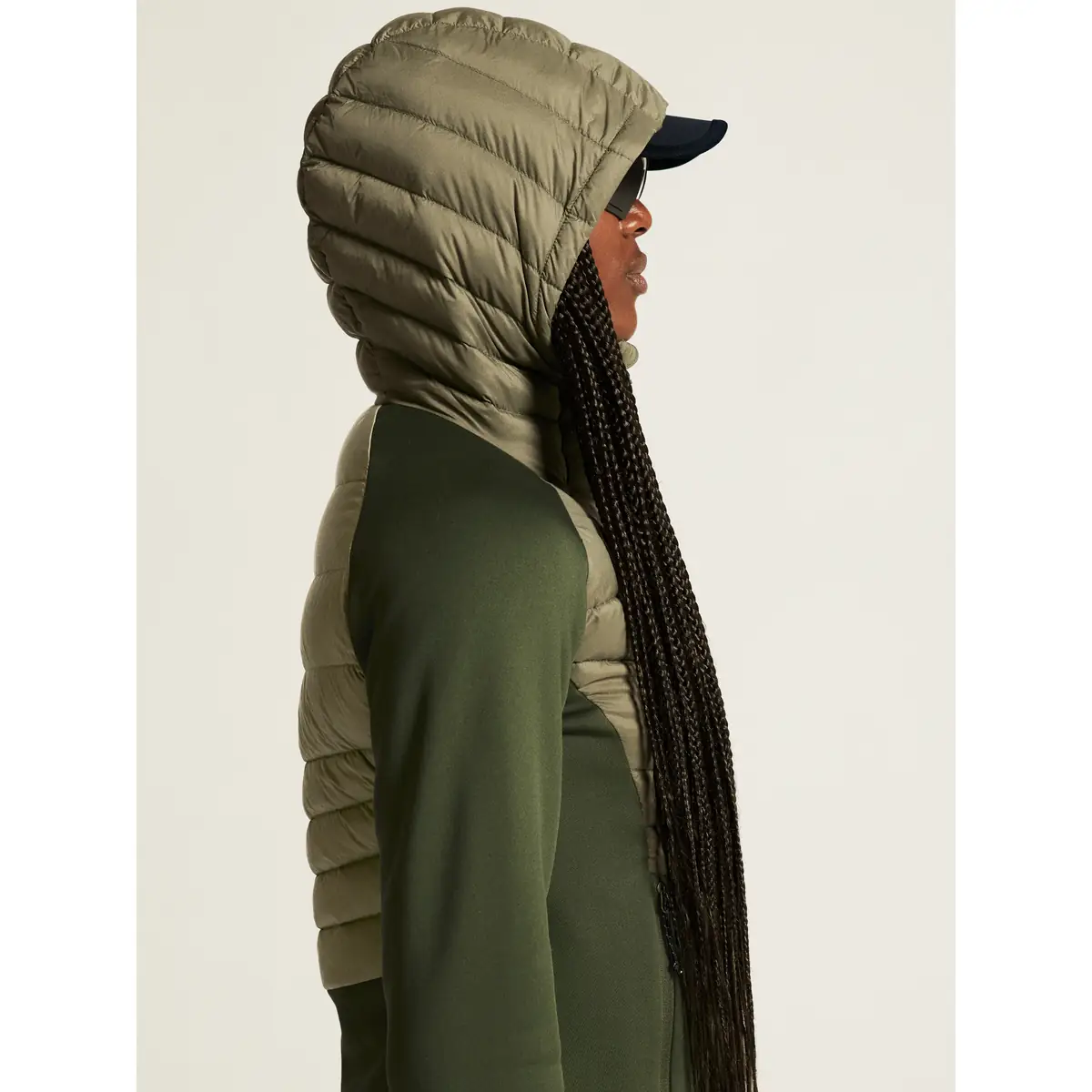 Chaqueta mujer CRAFT ADV EXPLORE LT. DOWN HYBRID JKT 1915257 22 Chaqueta mujer CRAFT ADV EXPLORE LT. DOWN HYBRID JKT 1915257, detalle lateral de la capucha con modelo