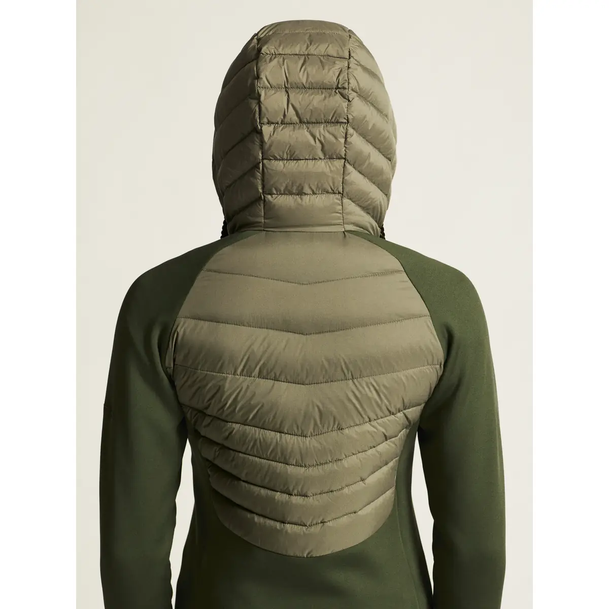 Chaqueta mujer CRAFT ADV EXPLORE LT. DOWN HYBRID JKT 1915257 11 Chaqueta mujer CRAFT ADV EXPLORE LT. DOWN HYBRID JKT 1915257, detalle posterior con modelo