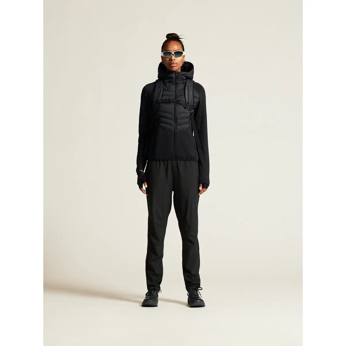Chaqueta mujer CRAFT ADV EXPLORE LT. DOWN HYBRID JKT 1915257 28 Chaqueta mujer CRAFT ADV EXPLORE LT. DOWN HYBRID JKT 1915257, vista frontal con modelo