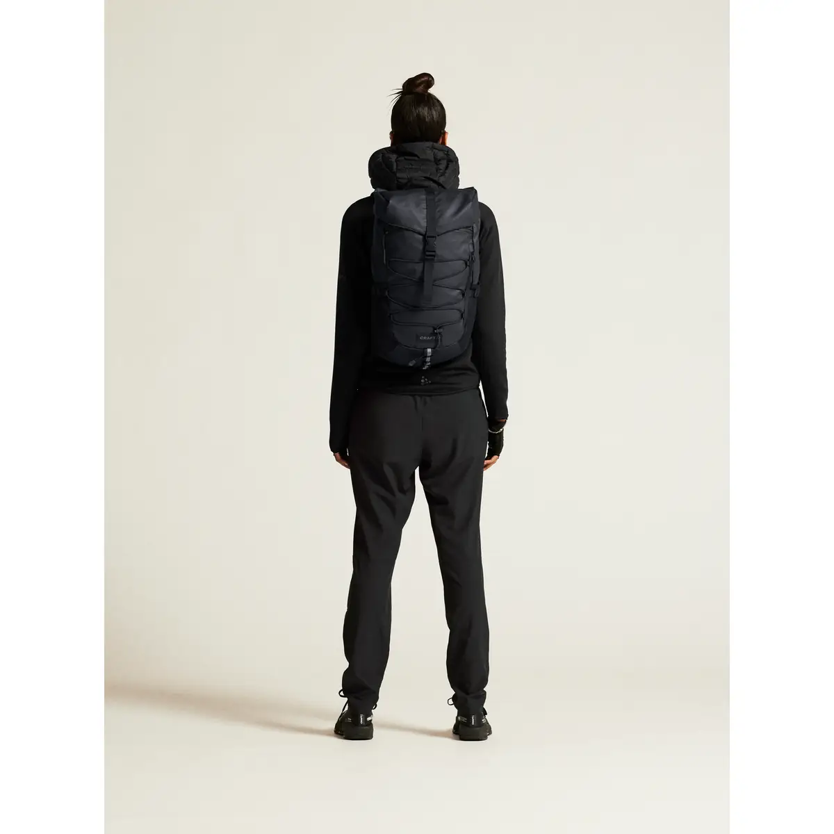 Chaqueta mujer CRAFT ADV EXPLORE LT. DOWN HYBRID JKT 1915257 34 Chaqueta mujer CRAFT ADV EXPLORE LT. DOWN HYBRID JKT 1915257, vista posterior con modelo