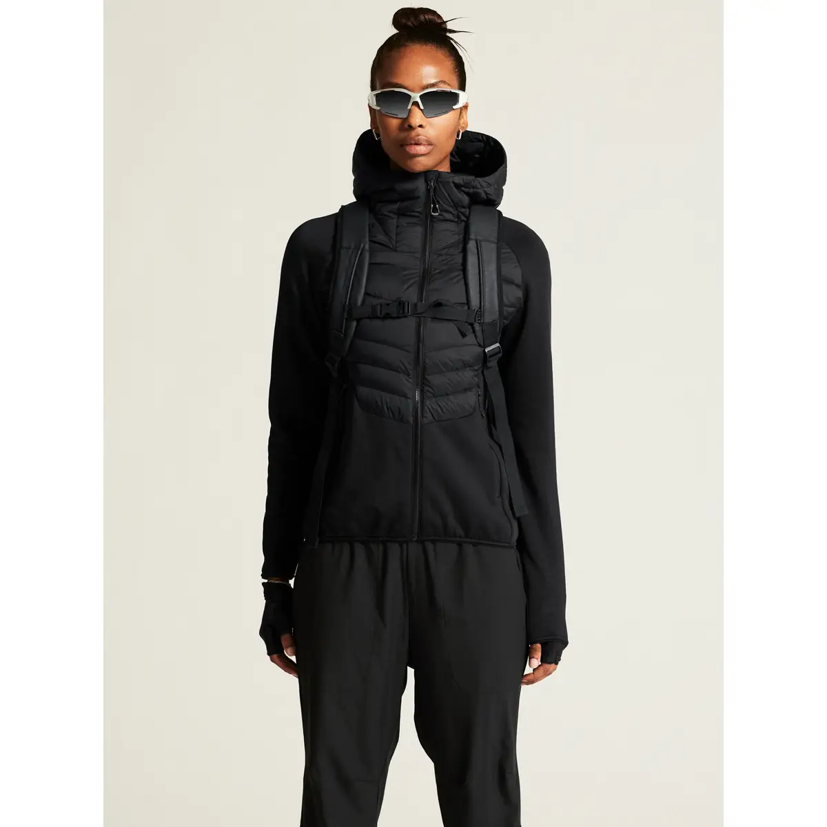 Chaqueta mujer CRAFT ADV EXPLORE LT. DOWN HYBRID JKT 1915257 31 Chaqueta mujer CRAFT ADV EXPLORE LT. DOWN HYBRID JKT 1915257, vista frontal con modelo