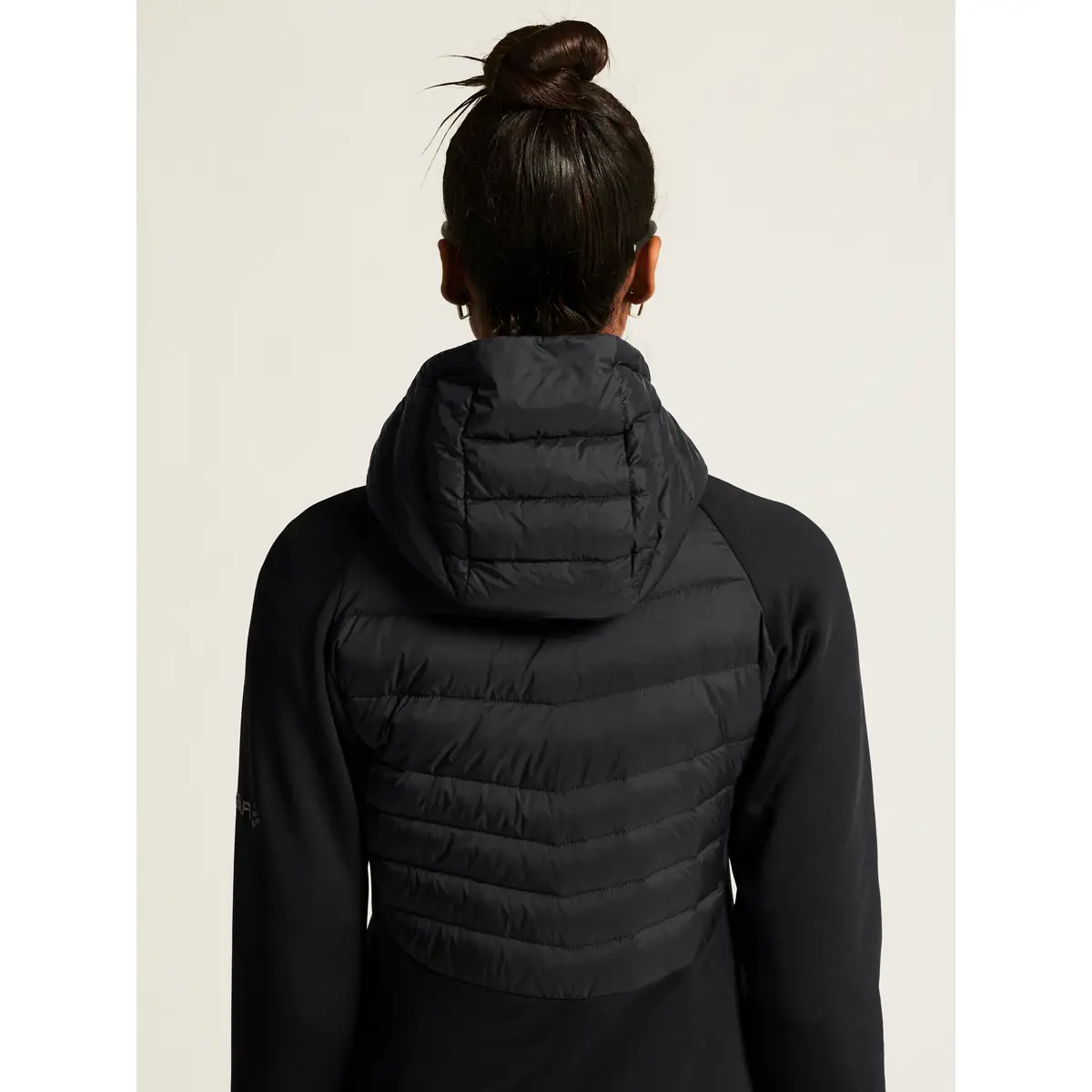 Chaqueta mujer CRAFT ADV EXPLORE LT. DOWN HYBRID JKT 1915257 30 Chaqueta mujer CRAFT ADV EXPLORE LT. DOWN HYBRID JKT 1915257, detalle posterior con modelo