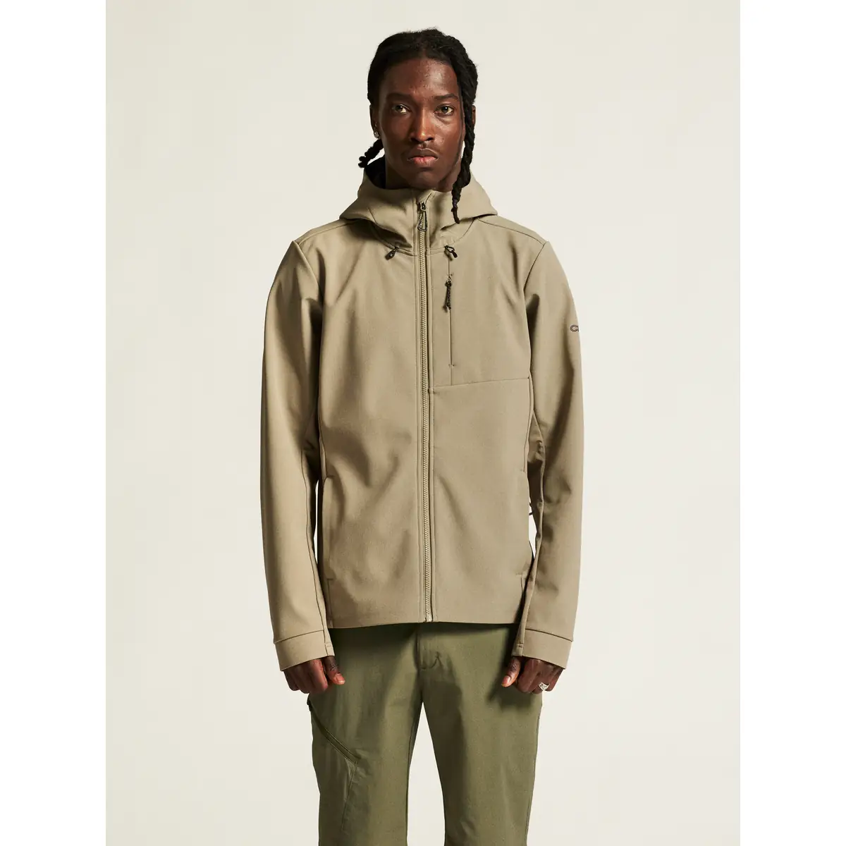 Chaqueta hombre CRAFT ADV EXPLORE SOFTSHELL 2.0 JKT 1915258 19 Chaqueta hombre CRAFT ADV EXPLORE SOFTSHELL 2.0 JKT 1915258, con modelo, vista frontal