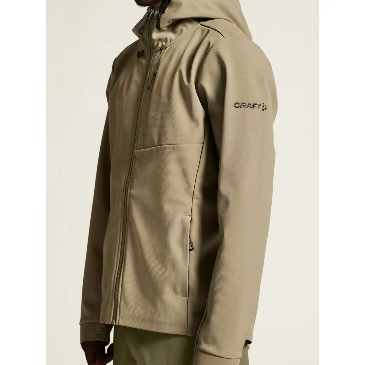 Chaqueta hombre CRAFT ADV EXPLORE SOFTSHELL 2.0 JKT 1915258 2 Chaqueta hombre CRAFT ADV EXPLORE SOFTSHELL 2.0 JKT 1915258, con modelo, detalle frontal y de la manga