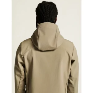 Chaqueta hombre CRAFT ADV EXPLORE SOFTSHELL 2.0 JKT 1915258, con modelo, detalle posterior de la capucha