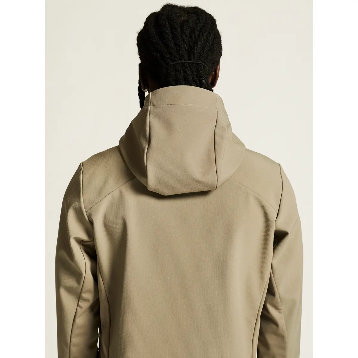 Chaqueta hombre CRAFT ADV EXPLORE SOFTSHELL 2.0 JKT 1915258 26 Chaqueta hombre CRAFT ADV EXPLORE SOFTSHELL 2.0 JKT 1915258, con modelo, detalle posterior de la capucha
