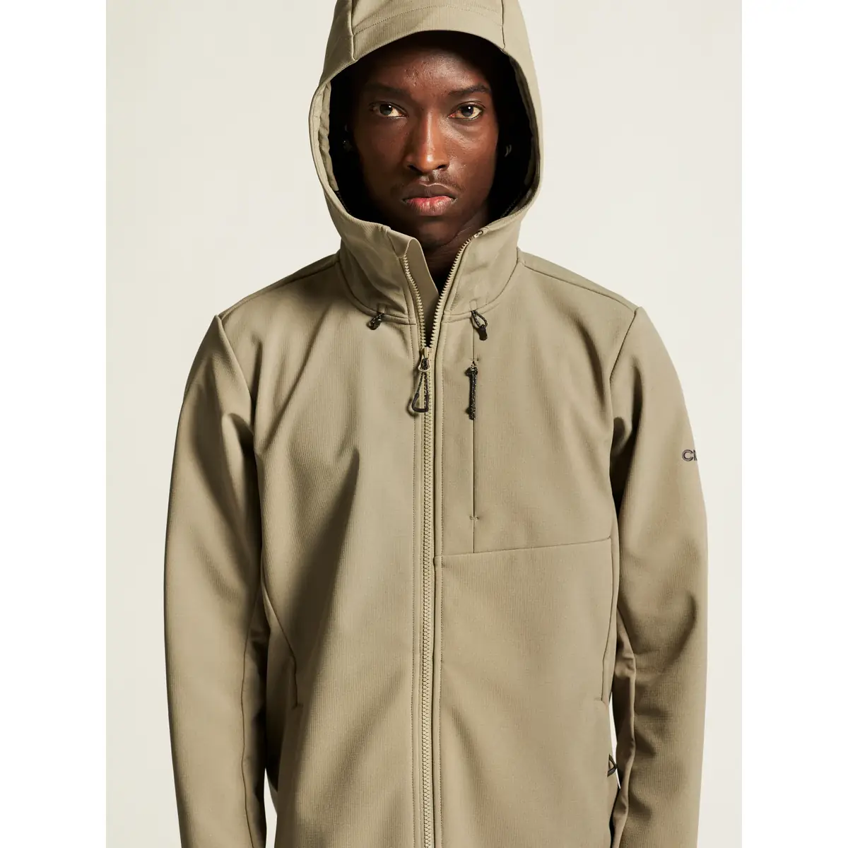 Chaqueta hombre CRAFT ADV EXPLORE SOFTSHELL 2.0 JKT 1915258 24 Chaqueta hombre CRAFT ADV EXPLORE SOFTSHELL 2.0 JKT 1915258, con modelo, detalle frontal con capucha