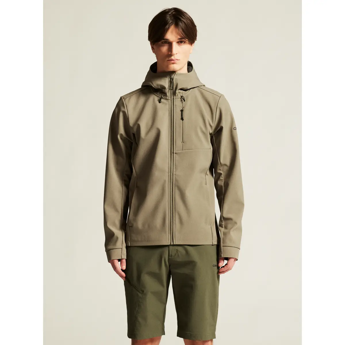 Chaqueta hombre CRAFT ADV EXPLORE SOFTSHELL 2.0 JKT 1915258 25 Chaqueta hombre CRAFT ADV EXPLORE SOFTSHELL 2.0 JKT 1915258, con modelo, vista frontal