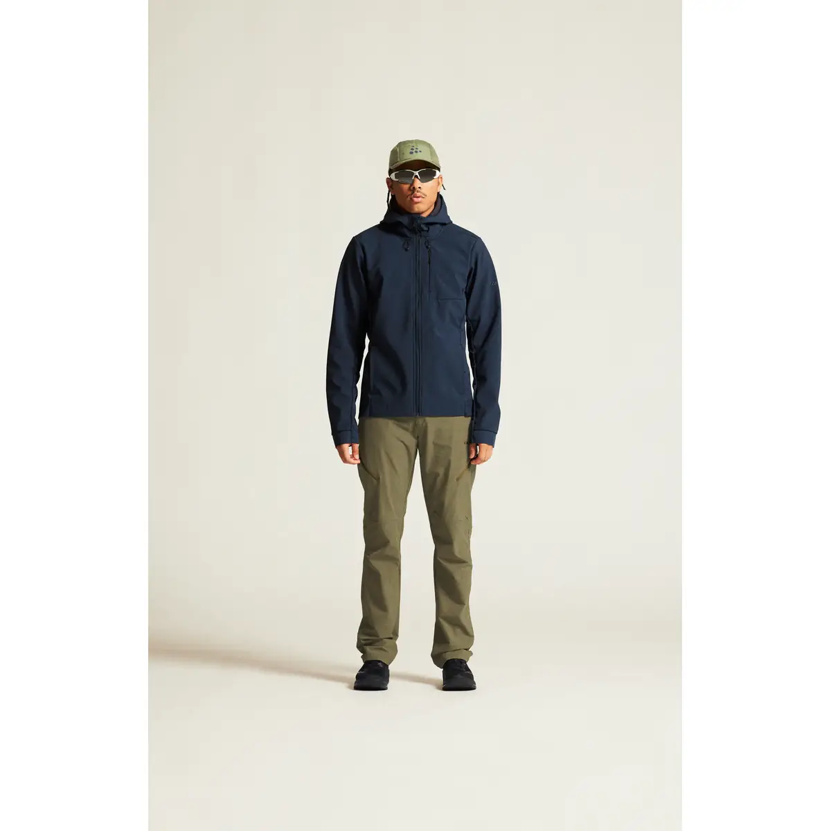 Chaqueta hombre CRAFT ADV EXPLORE SOFTSHELL 2.0 JKT 1915258 29 Chaqueta hombre CRAFT ADV EXPLORE SOFTSHELL 2.0 JKT 1915258, con modelo, vista frontal