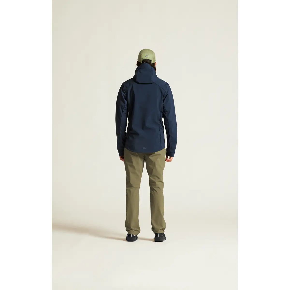 Chaqueta hombre CRAFT ADV EXPLORE SOFTSHELL 2.0 JKT 1915258 33 Chaqueta hombre CRAFT ADV EXPLORE SOFTSHELL 2.0 JKT 1915258, con modelo, vista posterior