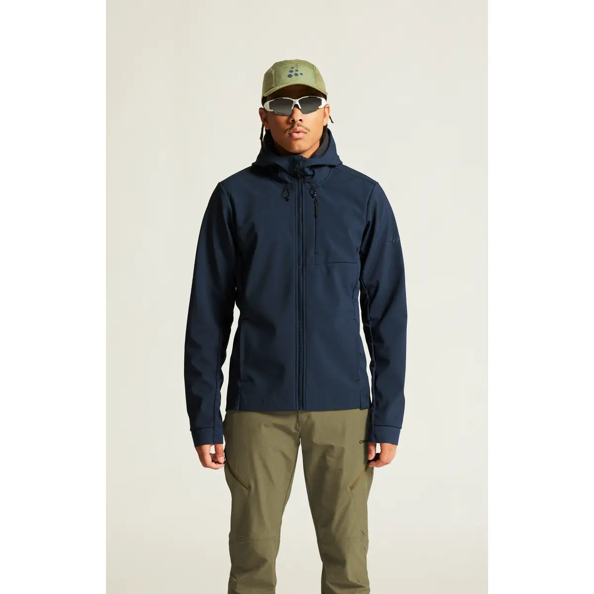 Chaqueta hombre CRAFT ADV EXPLORE SOFTSHELL 2.0 JKT 1915258 32 Chaqueta hombre CRAFT ADV EXPLORE SOFTSHELL 2.0 JKT 1915258, con modelo, vista frontal