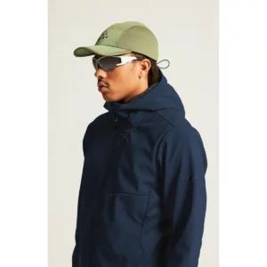 Chaqueta hombre CRAFT ADV EXPLORE SOFTSHELL 2.0 JKT 1915258, con modelo, detalle lateral del cuello