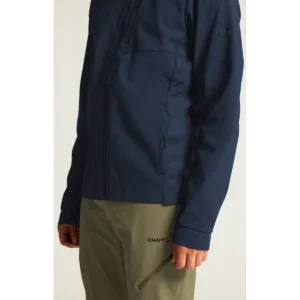 Chaqueta hombre CRAFT ADV EXPLORE SOFTSHELL 2.0 JKT 1915258, con modelo, detalle de la manga y el puño