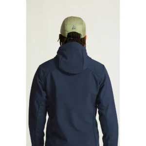 Chaqueta hombre CRAFT ADV EXPLORE SOFTSHELL 2.0 JKT 1915258, con modelo, detalle posterior de la capucha