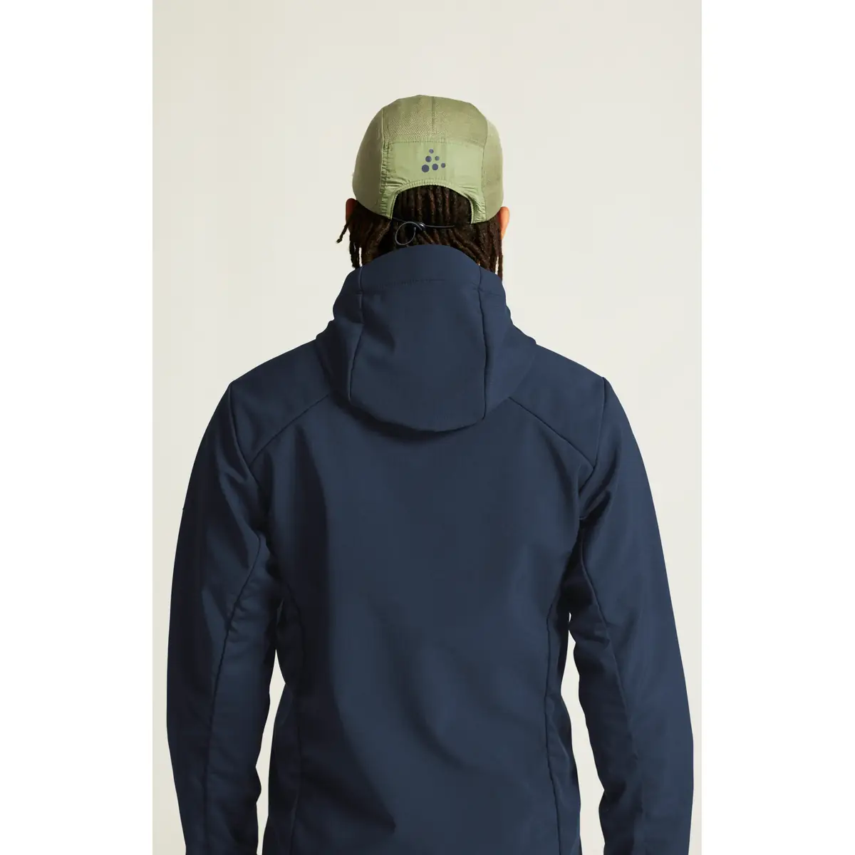 Chaqueta hombre CRAFT ADV EXPLORE SOFTSHELL 2.0 JKT 1915258 30 Chaqueta hombre CRAFT ADV EXPLORE SOFTSHELL 2.0 JKT 1915258, con modelo, detalle posterior de la capucha