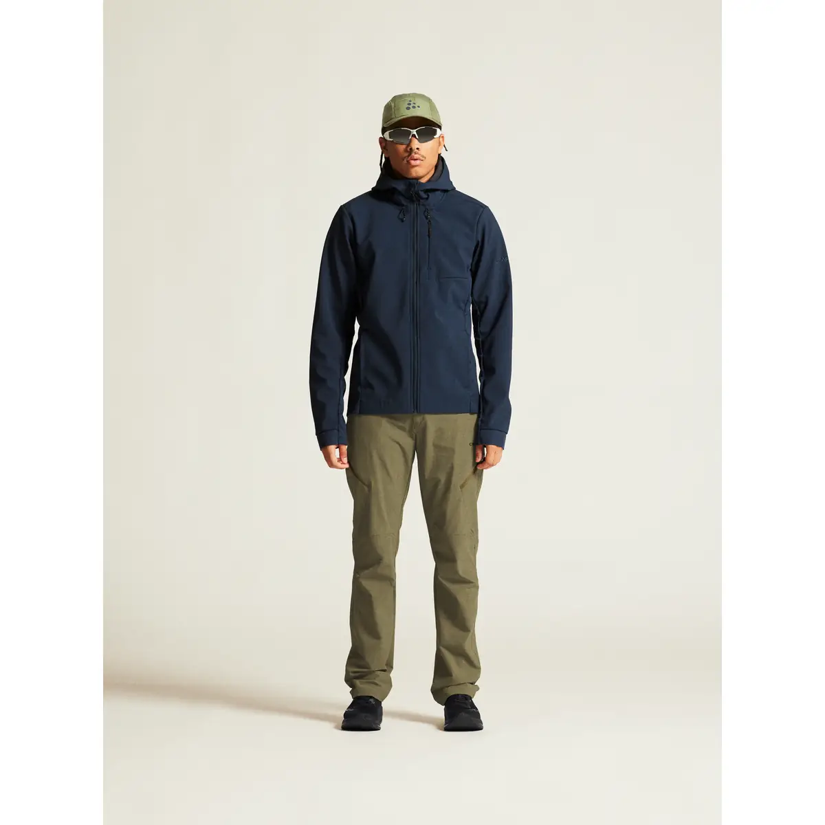 Chaqueta hombre CRAFT ADV EXPLORE SOFTSHELL 2.0 JKT 1915258 38 Chaqueta hombre CRAFT ADV EXPLORE SOFTSHELL 2.0 JKT 1915258, con modelo, vista frontal