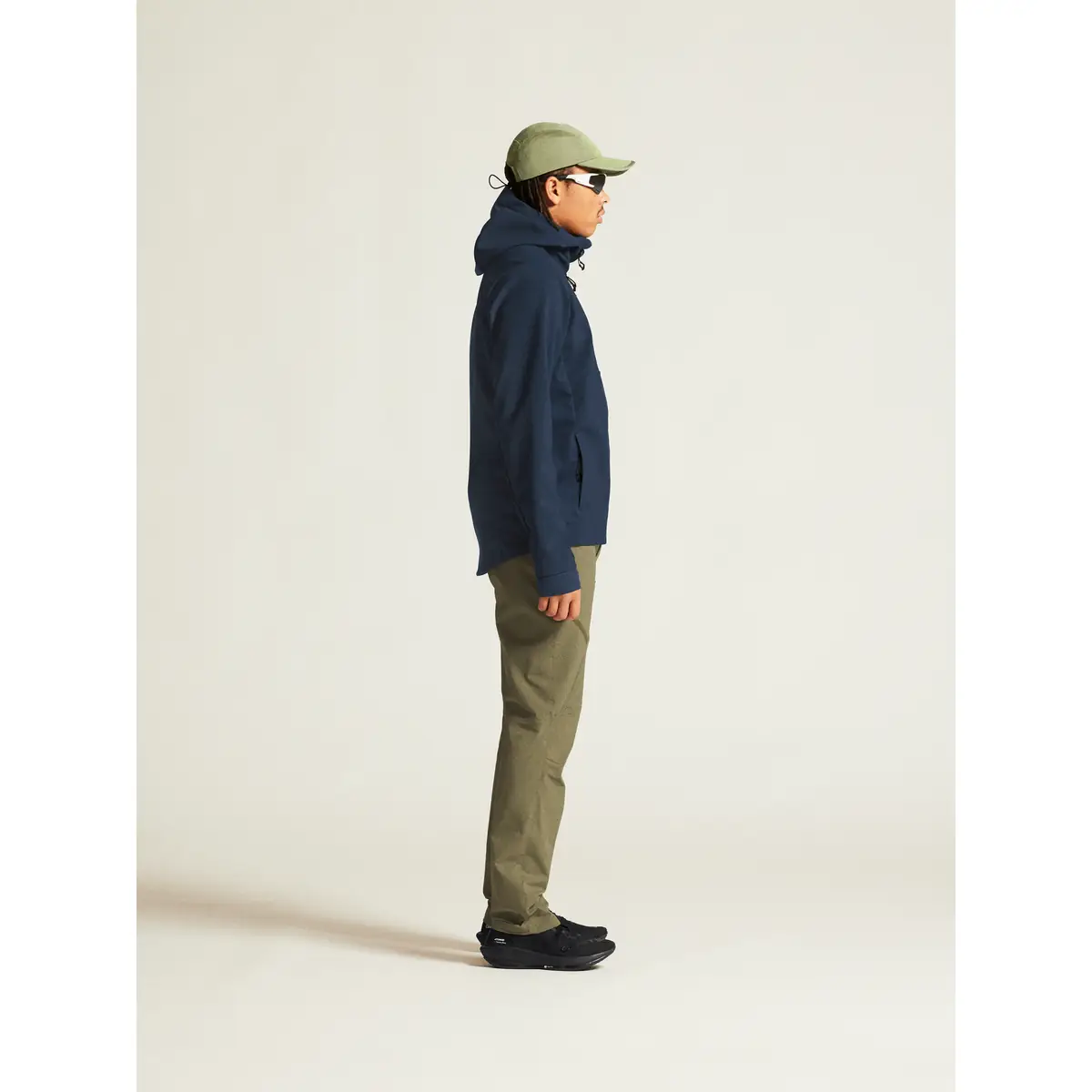 Chaqueta hombre CRAFT ADV EXPLORE SOFTSHELL 2.0 JKT 1915258 35 Chaqueta hombre CRAFT ADV EXPLORE SOFTSHELL 2.0 JKT 1915258, con modelo, lateral derecho
