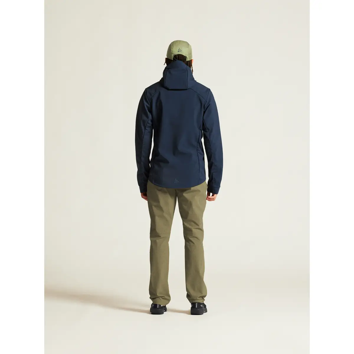 Chaqueta hombre CRAFT ADV EXPLORE SOFTSHELL 2.0 JKT 1915258 36 Chaqueta hombre CRAFT ADV EXPLORE SOFTSHELL 2.0 JKT 1915258, con modelo, vista posterior