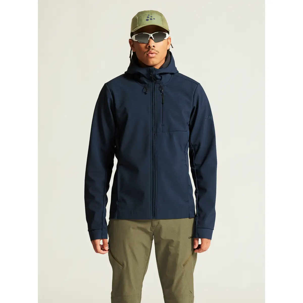 Chaqueta hombre CRAFT ADV EXPLORE SOFTSHELL 2.0 JKT 1915258 40 Chaqueta hombre CRAFT ADV EXPLORE SOFTSHELL 2.0 JKT 1915258, con modelo, vista frontal