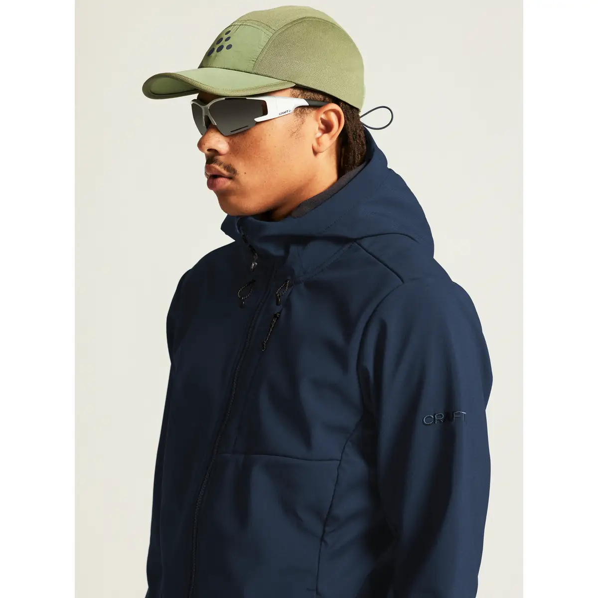 Chaqueta hombre CRAFT ADV EXPLORE SOFTSHELL 2.0 JKT 1915258 37 Chaqueta hombre CRAFT ADV EXPLORE SOFTSHELL 2.0 JKT 1915258, con modelo, detalle lateral del cuello