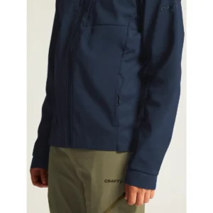 Chaqueta hombre CRAFT ADV EXPLORE SOFTSHELL 2.0 JKT 1915258, con modelo, detalle de la manga y el puño