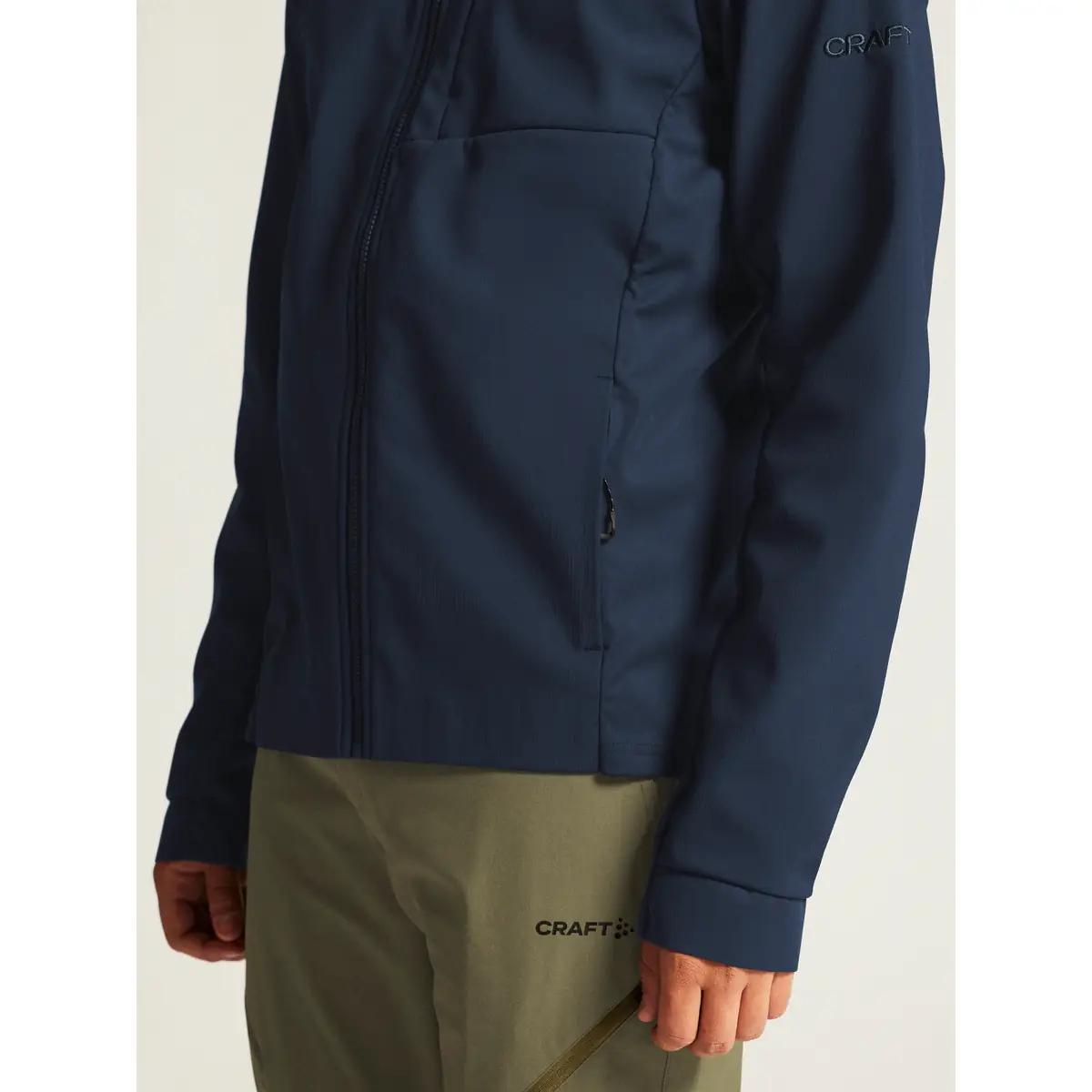 Chaqueta hombre CRAFT ADV EXPLORE SOFTSHELL 2.0 JKT 1915258 39 Chaqueta hombre CRAFT ADV EXPLORE SOFTSHELL 2.0 JKT 1915258, con modelo, detalle de la manga y el puño