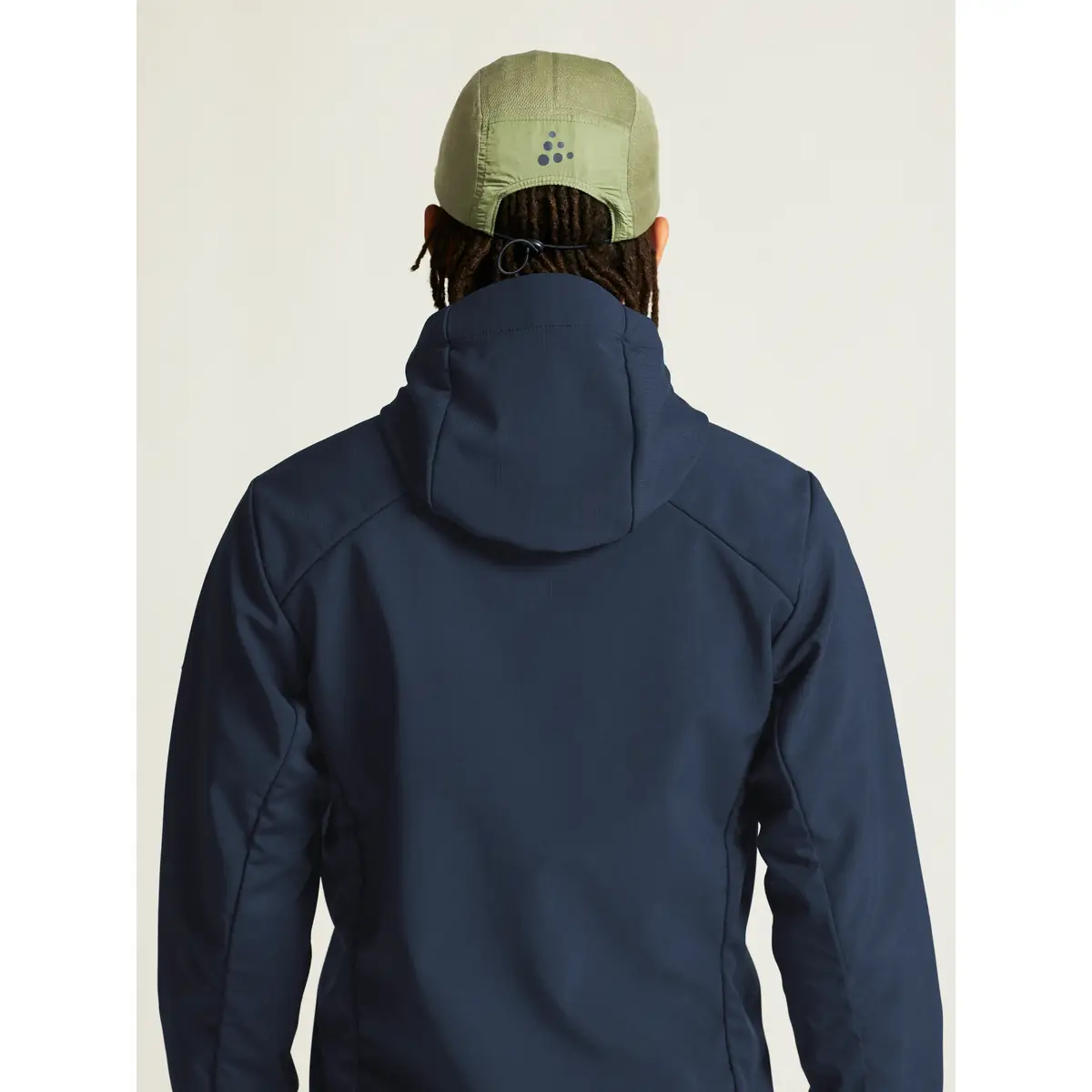 Chaqueta hombre CRAFT ADV EXPLORE SOFTSHELL 2.0 JKT 1915258 34 Chaqueta hombre CRAFT ADV EXPLORE SOFTSHELL 2.0 JKT 1915258, con modelo, detalle posterior de la capucha