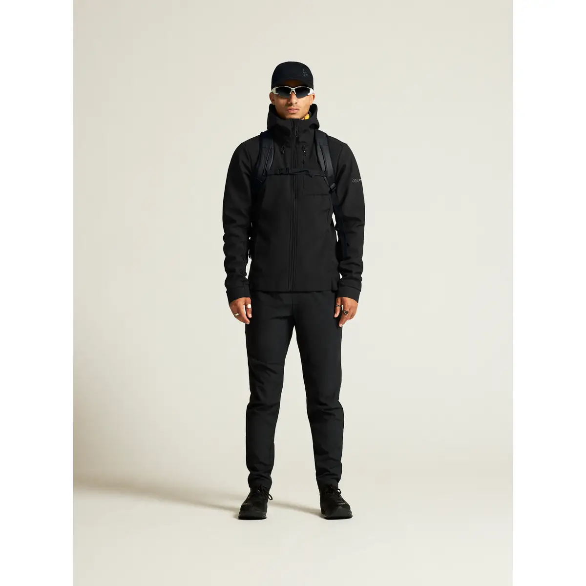 Chaqueta hombre CRAFT ADV EXPLORE SOFTSHELL 2.0 JKT 1915258 43 Chaqueta hombre CRAFT ADV EXPLORE SOFTSHELL 2.0 JKT 1915258, con modelo, vista frontal