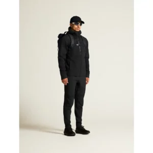 Chaqueta hombre CRAFT ADV EXPLORE SOFTSHELL 2.0 JKT 1915258, con modelo, vista frontal oblicua