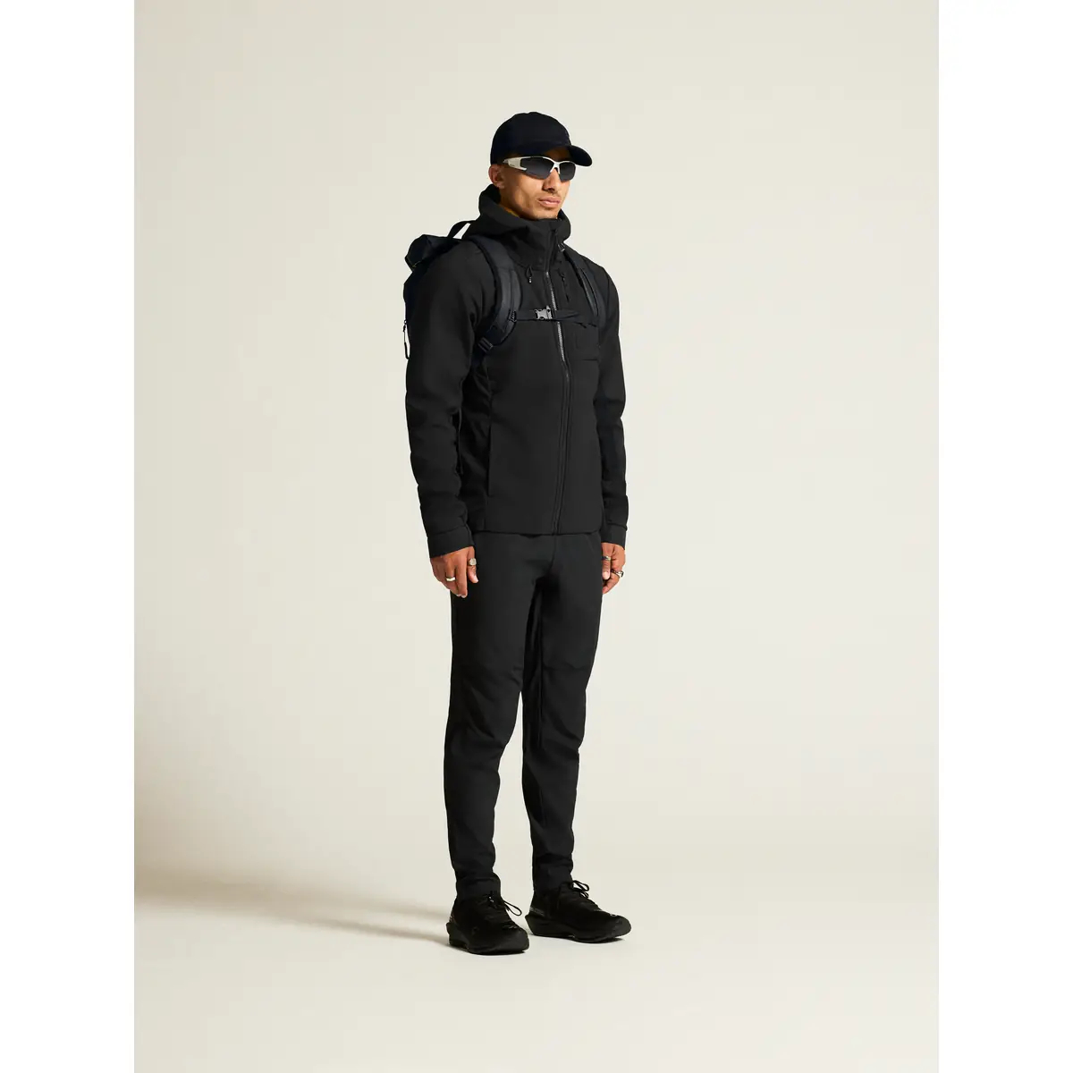 Chaqueta hombre CRAFT ADV EXPLORE SOFTSHELL 2.0 JKT 1915258 45 Chaqueta hombre CRAFT ADV EXPLORE SOFTSHELL 2.0 JKT 1915258, con modelo, vista frontal oblicua
