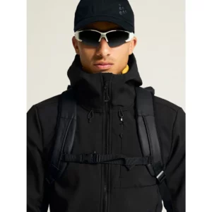 Chaqueta hombre CRAFT ADV EXPLORE SOFTSHELL 2.0 JKT 1915258, con modelo, detalle frontal del cuello