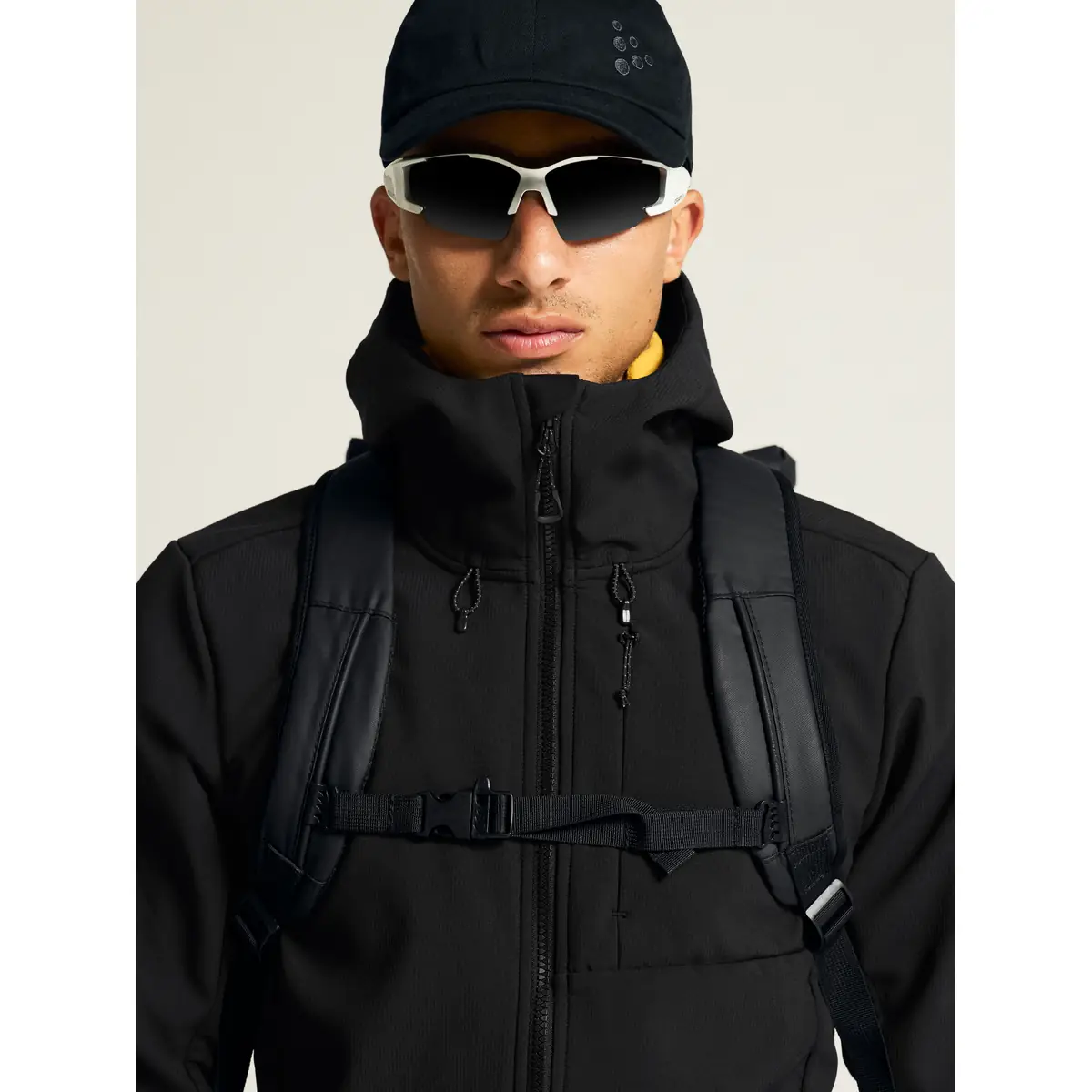 Chaqueta hombre CRAFT ADV EXPLORE SOFTSHELL 2.0 JKT 1915258 46 Chaqueta hombre CRAFT ADV EXPLORE SOFTSHELL 2.0 JKT 1915258, con modelo, detalle frontal del cuello